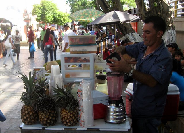 Saftverkäufer - bitte einmal Papaya/Ananas