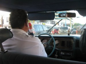 Taxi - alles ganz harmlos, und außerdem hat der Gast meist eine Madonna vor der Nase...