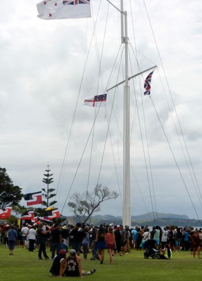 Alle auf einen Blick. Die Navyflagge, links die United Tribes of New Zealand und rechts die Queen. Nicht zu vergessen unten in schwarz-weiß-rot die moderne Tino Rangatiratangafahne.